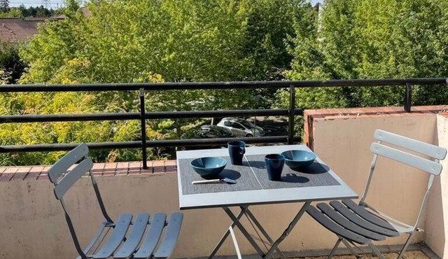 Furnished studio, modern decor, quiet location. in Elancourt