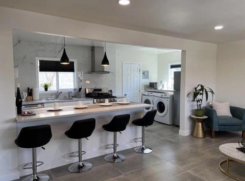 Gated & remodeled 2b2b house 3373