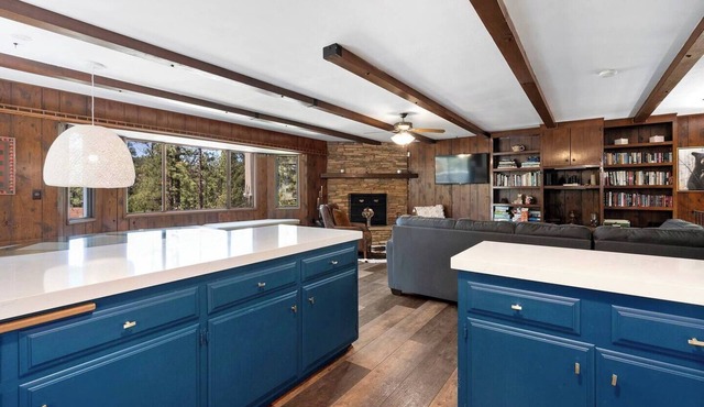 Getaway and Relax in Woodsy Glam-Hot Tub-Private Lot, Huge Deck w/Firepit, Detached Master Suite, 3BR, Completely Fenced Yard, Pet Friendly