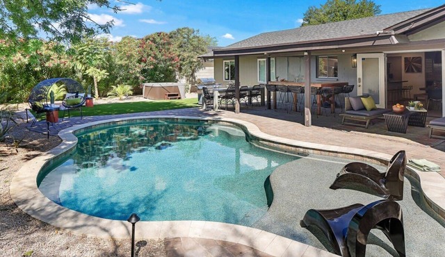 Glamorous Renovated Desert Oasis, Heated Pool, Tub