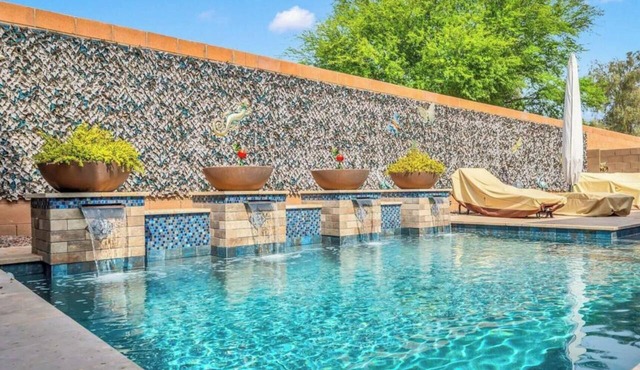 Glendale Getaway-Walk to State Farm Stadium, Arena, Westgate & Shopping!