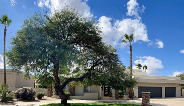 Gorgeous 5 BR Oasis, Gated Pool, Putting Green, Fire Pit- perfect for families!
