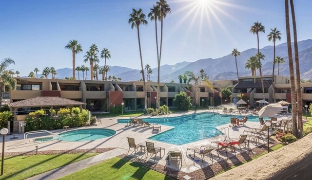 Gorgeous Blue Desert Oasis in Heart of Palm Springs