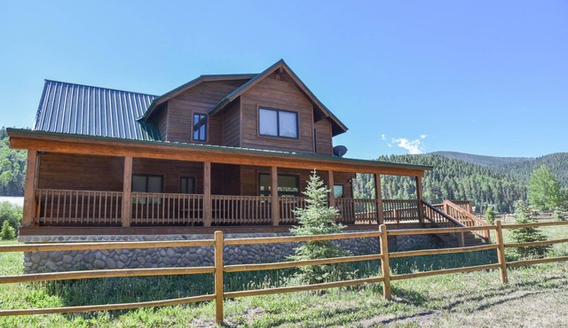 GORGEOUS Home with Mtn Views/Perfect For Families & Groups/Wrap Porch/ATV Pking in Red River