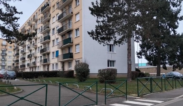 Grand studio 4 pers Parking privé Netflix, Canal plus et PS4 in Dreux