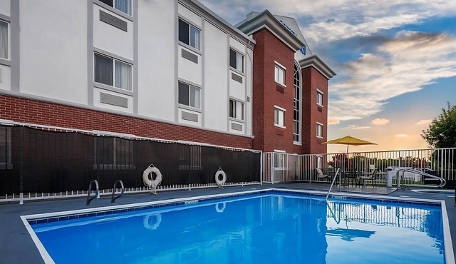 Great Amenities Onsite! Outdoor Pool and Terrace, Free Continental Breakfast in Vacaville