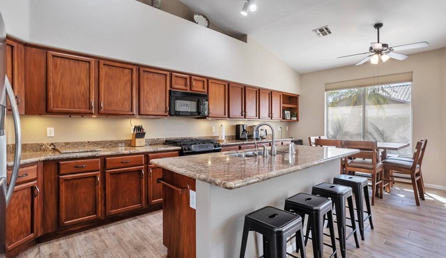 Great for Entertaining! Sparkling Pool & Spa, BBQ, WIFI, Near Dining, Shopping + Major Sports Venues in Goodyear