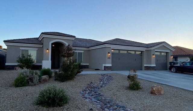 Great for traveling for work or a vacation. Spacious 4-bedroom house in Kingman