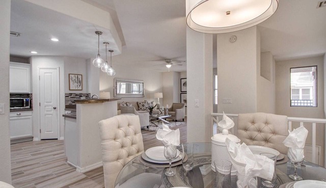 Great Location! Dining, Shopping, FREE GOLF, Hiking, Heated Pool, Spa & Fitness Room, Garage + WIFI in Scottsdale