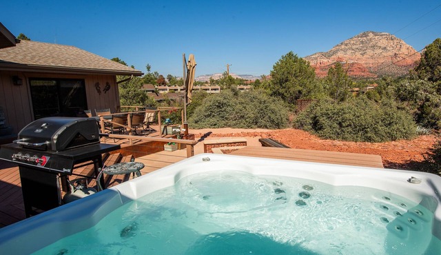 Great location, hot tub view of the red rocks, 5min from everything in Sedona!