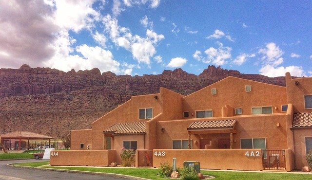 GREAT RATES. Pool/Wifi/Hot Tub/Tennis/W&D/2-Car Garage. 1500 Sq.Ft