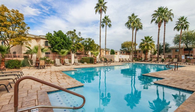 Ground Floor.Heated Pool! Hot Tub! Gas grill! 3 miles to Cardinal stad! 2 Kings!