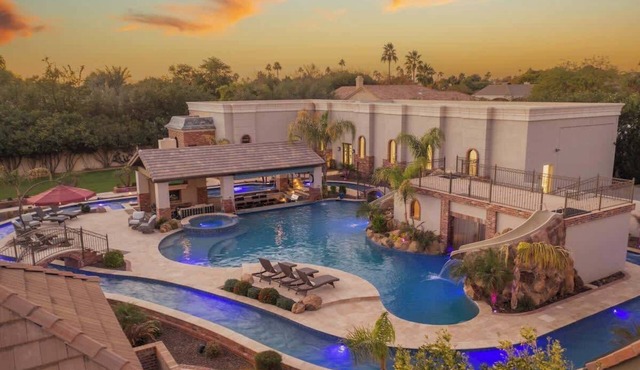 HÓZHÓ | Lazy River, Pool, Swim-up Bar & Pickleball