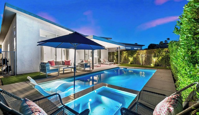 Harlow House - Lounge poolside in Indian Wells