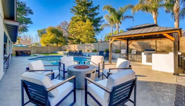 Heated Pool, Hot Tub, Mini-Golf, Gazebo with Bar & Grill