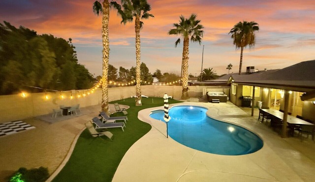 Heated Pool, Spa, Putt-Putt, Theatre & Game Room, 2 Kitchens! in Phoenix
