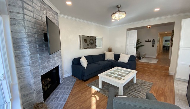 Hermosa Beach 3BR ,Walk to Beach & Pier, 2-Car Garage + Laundry