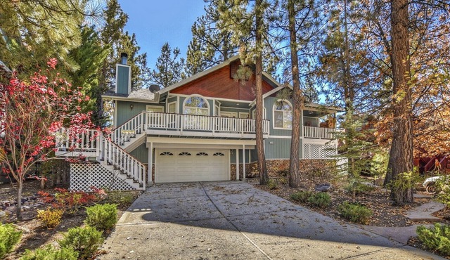 Hidden Haven by Destination Big Bear : Delightful Home in Desirable Alpine Woods Area of Fox Farm! Hot Tub! Foosball!