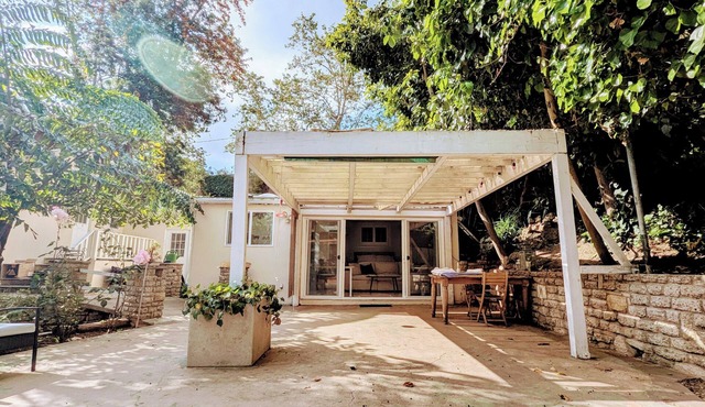 Hillside Bungalow near UCLA, Bel Air with Patio, Garden & Parking