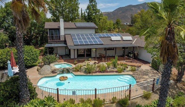 Hilltop 2200sqft Oasis: Pool, Hot Tub, Views, BBQ - Amazing Retreat!