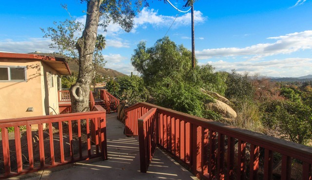 Hilltop Efficiency Apartment and Patio with Panoramic View