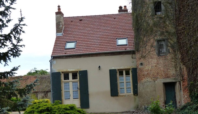 Historic 19th-century house, pets allowed in Dompierre-sur-Besbre