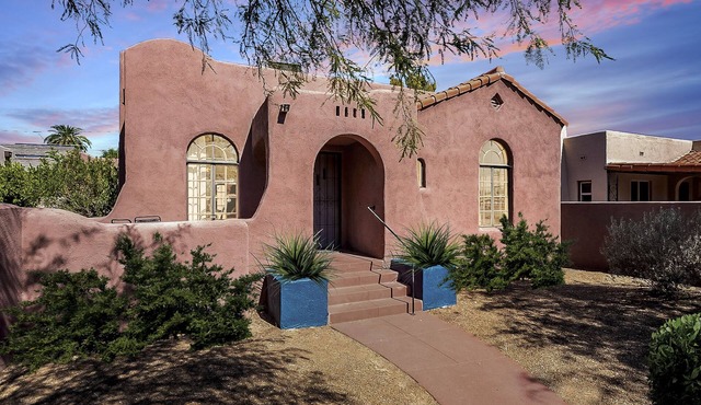 Historic 3BD/2BA Bungalow Steps From the UA w/Yard - Low Summer Rates! 🏡