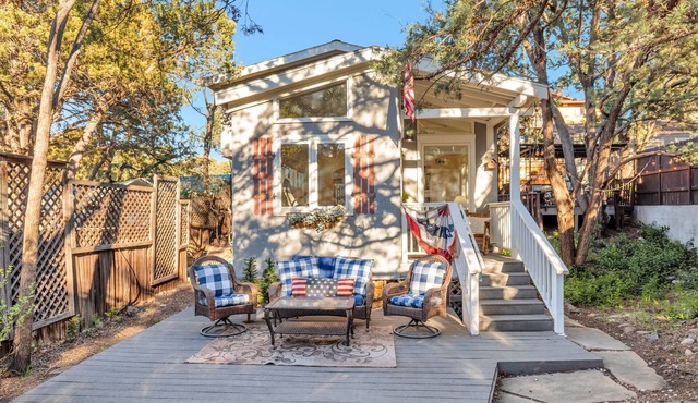 Historic secluded cottage…6 blocks from the town square with gazebo relaxation.