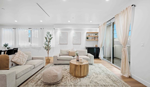 Hollywood Haven:Tranquil Retreat w Smart Amenities