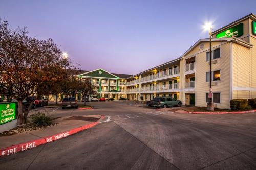 HomeTowne Studios by Red Roof Austin in Cedar Park