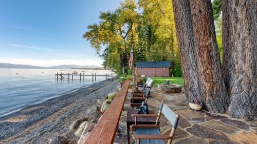 Homewood Lakefront by AvantStay
