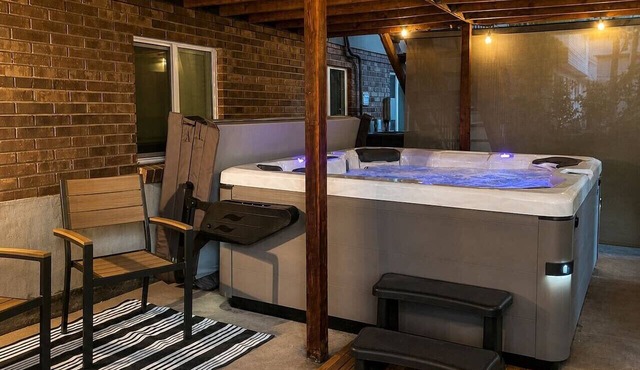 Hot Tub+Game Room, 8 Ski resorts + SLC | Sleeps 14 in Centerville
