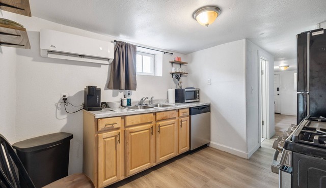 Hot Tub Haven+Laundry+.4 mi. USU East+1G Wi-Fi