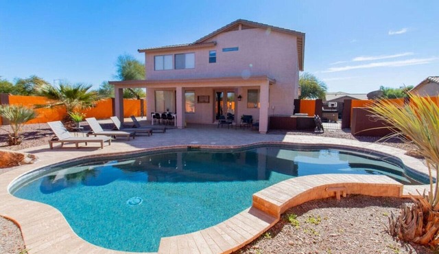 Hot Tub+Heated Pool/Loving Home!