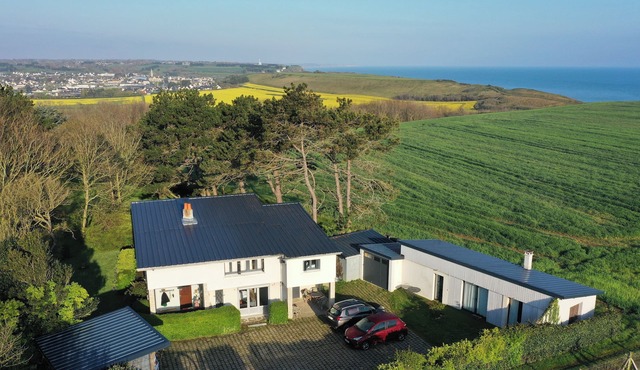 House and workshop on a cliff in a protected site with unique sea view in Commes