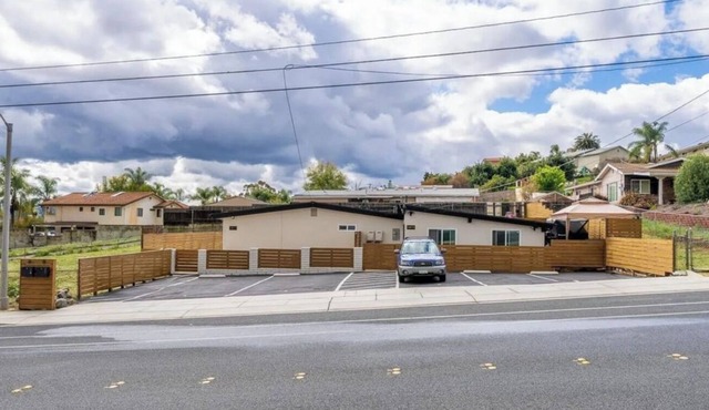 House in El Cajon with AC + 75 inch TV for relaxing stays