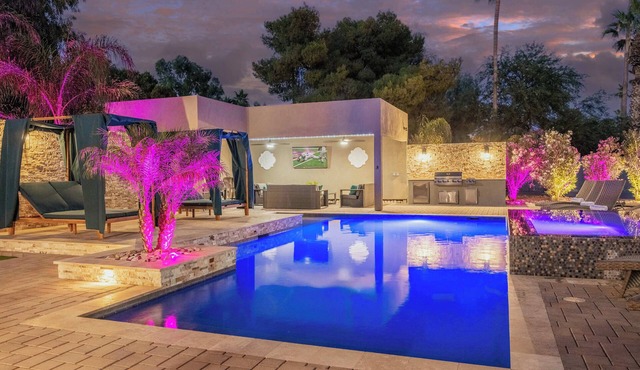 HÓZHÓ Cactus | Pickleball Court, Pool & Theatre