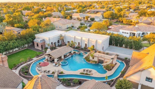 HÓZHÓ | Lazy River, Slides, Pickleball & Theatre