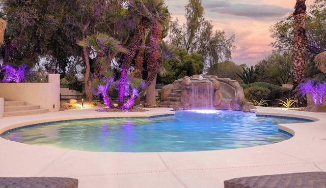 HÓZHÓ|Resort Pool, Hot Tub & Theater | Pickleball