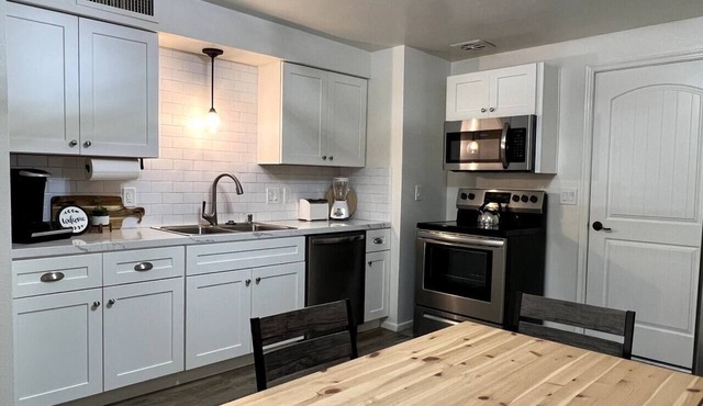 Hummingbird Haven Retreat - Quiet 2 bedroom Town