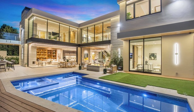 Hutton Modern - Architectural Masterpiece 5BD/8BA Private & Gated Oasis