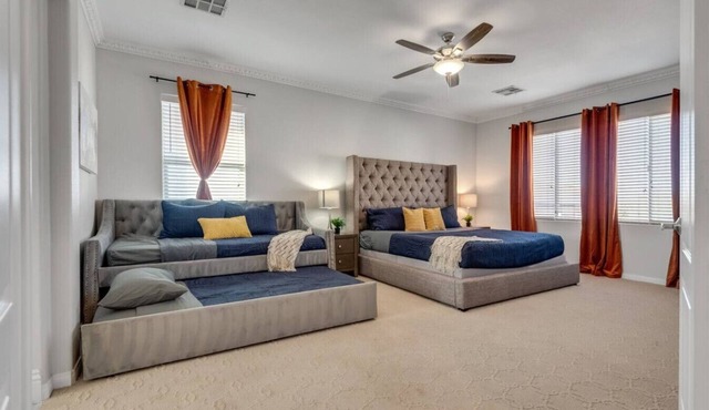 Iconic 6BR Vegas Villa. Heated Pool, Spa & Games
