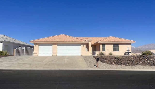 Immaculate home minutes from Laughlin & Lake Mohave