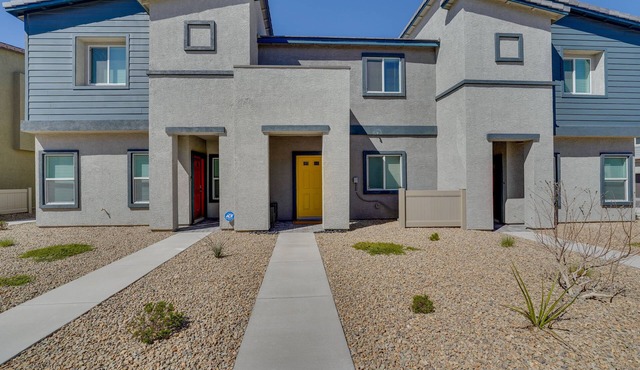 Inviting Henderson Townhome w/Community Pool!