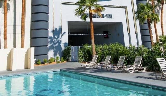 Just What You Were Looking For! 4 Relaxing Units, Casino, Pool, Free Parking