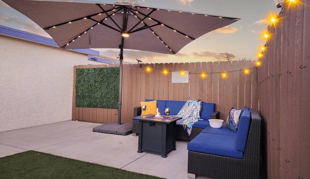 King bed/50" TVs/Fenced backyard/Fire table/Dogs welcome/Boat parking