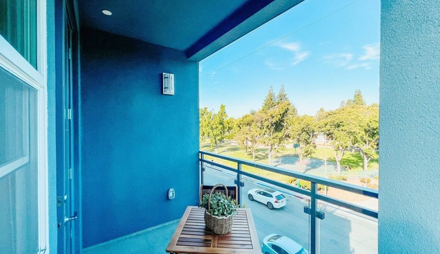 KING BED | Modern 2 Bed 2 Bath Condo | Pool & Hot Tub in Mountain View