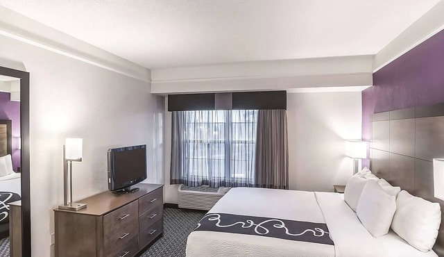 King Bed Suite, La Quinta Inn, Poolside Loungers, near Flagstaff Grand Canyon