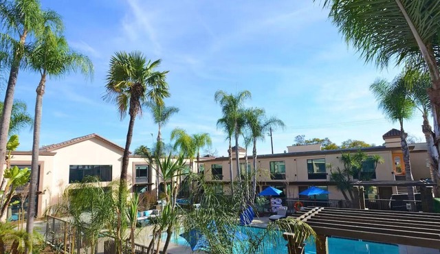 King Deluxe w/Pullout Couch, The Cove Hotel, Heated Pool, Near The Queen Mary in Long Beach