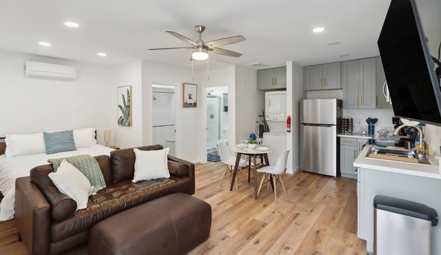 La living bungalow with patio. in Los Angeles